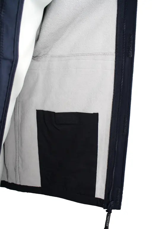 Dettaglio interno felpato e chiusura zip coperta su Softshell multinorma – PWSTORE