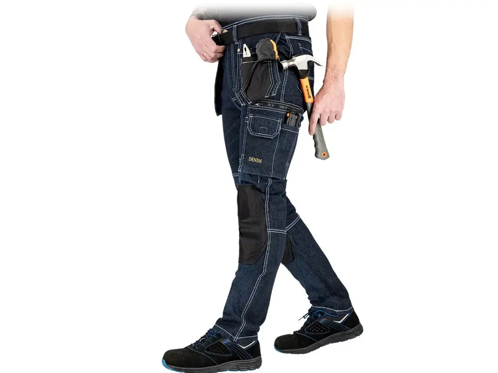Jeans da lavoro uomo in denim stretch multitasche con rinforzi in Cordura, tasche porta attrezzi e inserti per ginocchiere. Comodi e resistenti per uso professionale.