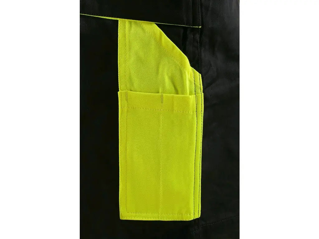 Dettaglio tasca porta metro dei pantaloncini da lavoro Sirius Nero Giallo