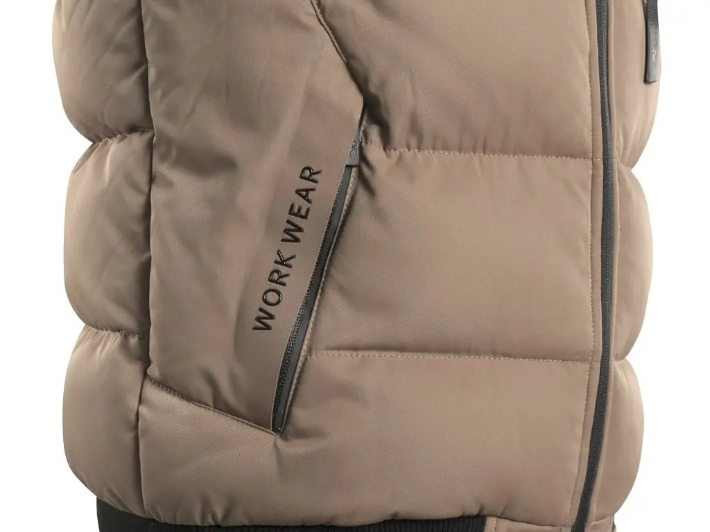 Primo piano tasche laterali con zip del Gilet da lavoro invernale RENO trapuntato con cappuccio staccabile – PWSTORE