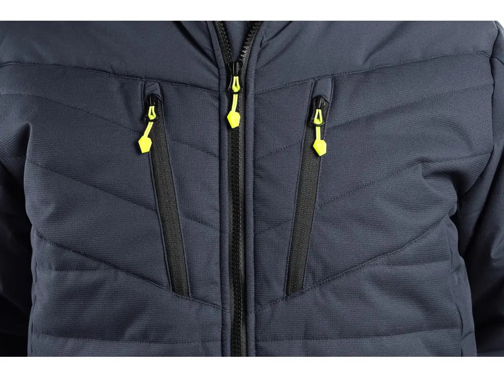 Giubbotto da lavoro invernale 4ENVI PORTLAND Blu, materiale riciclato, con inserti riflettenti e tasche multiple. Vista tasche petto