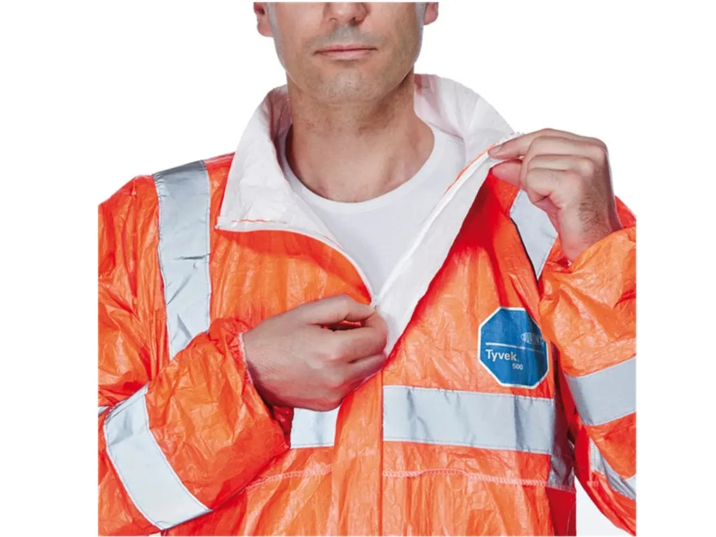 Dettaglio zip frontale ed elastici su tuta monouso alta visibilità Tyvek – PWSTORE