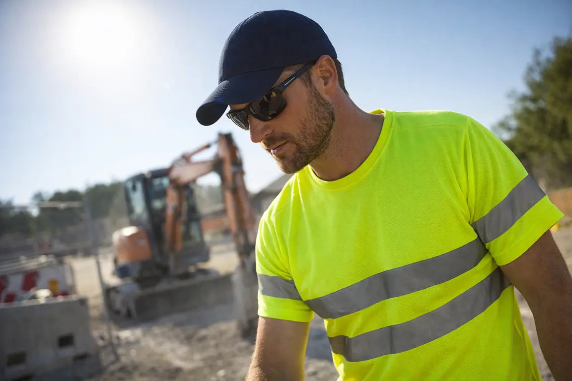 operaio con cappellino + occhiali da sole