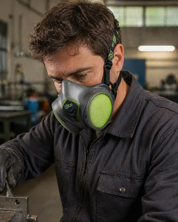 Operatore che indossa una semimaschera BLS 8000 Next con filtri in ambiente di lavoro