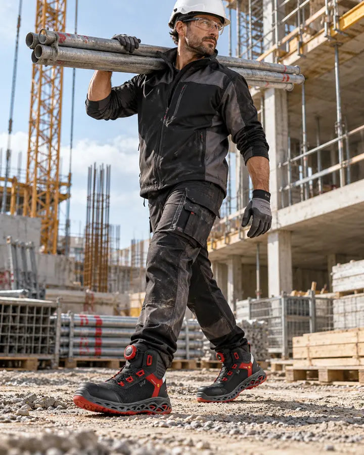 Operaio al cantiere con indosso le calzature da lavoro hongkong