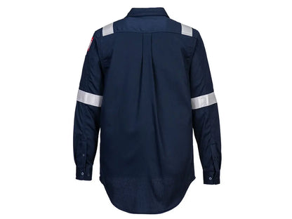 Vista posteriore della camicia multinorma Portwest FR720 blu navy con bande riflettenti sulle spalle e sulle maniche.
