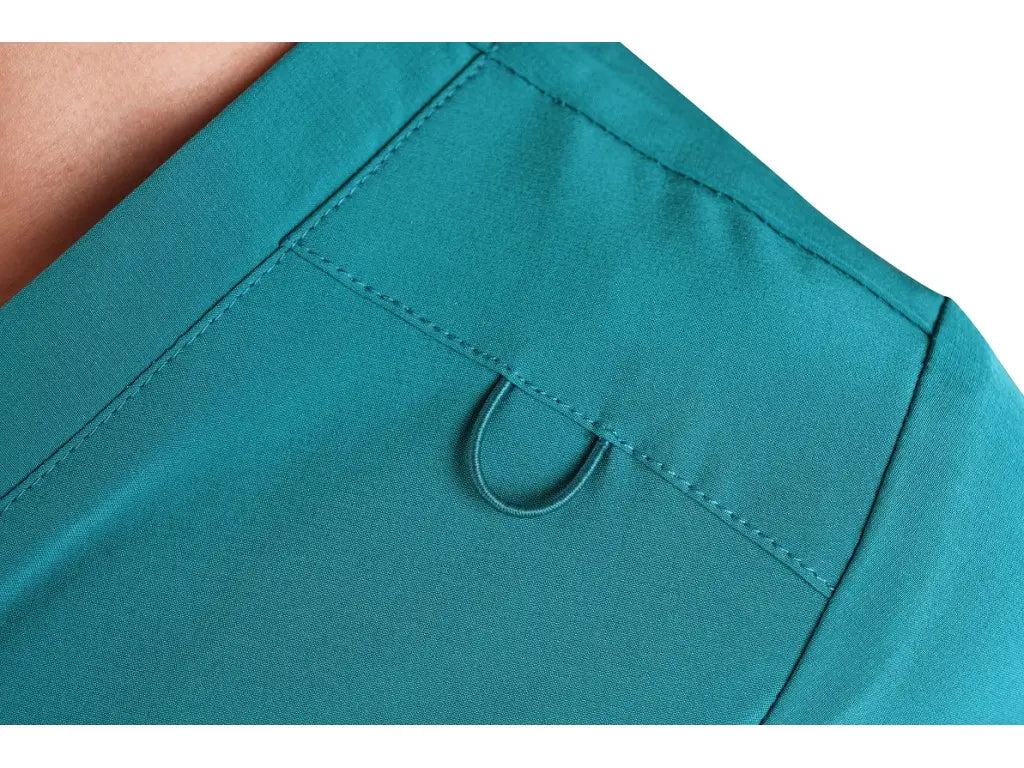 Dettaglio del passante elastico porta badge sulla spalla della casacca sanitaria donna CORE-X.
