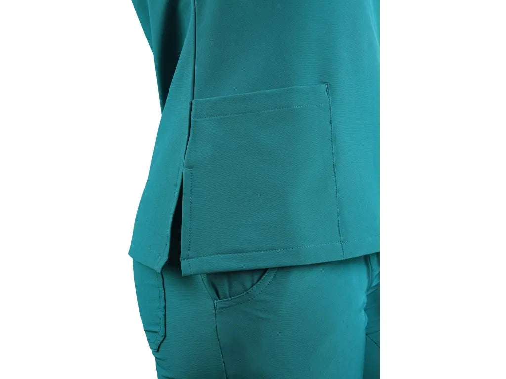 Dettaglio dello spacco laterale della casacca sanitaria donna CORE-X, progettato per offrire maggiore libertà di movimento durante il lavoro.