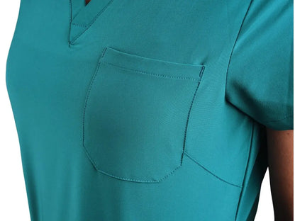 Dettaglio della tasca sul petto della casacca sanitaria donna CORE-X.