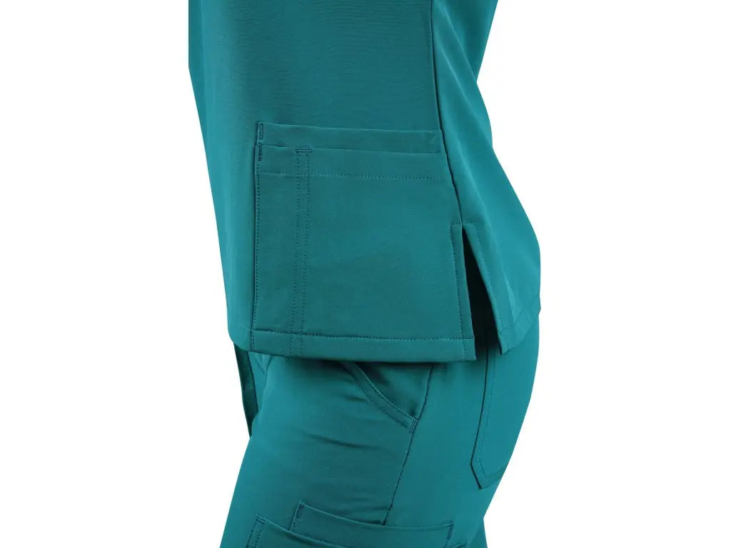 Dettaglio delle tasche frontali e dello spacco laterale della casacca sanitaria donna CORE-X in tessuto elasticizzato 4-Way Stretch.