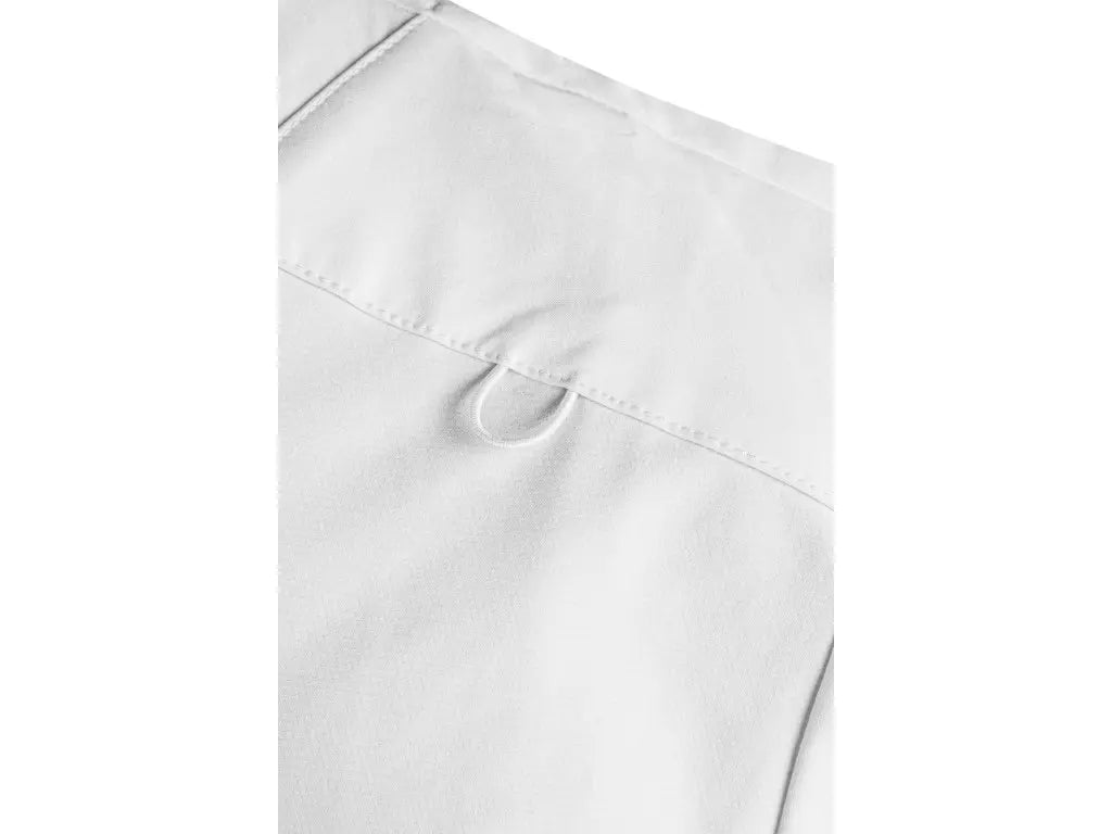 Dettaglio del passante elastico porta badge sulla spalla della casacca sanitaria uomo CORE-X.