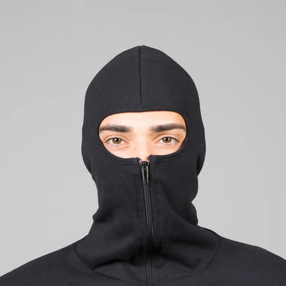 Dettaglio del cappuccio ninja della felpa da lavoro Liverpool Made in Italy con zip corta per una maggiore protezione dal freddo.