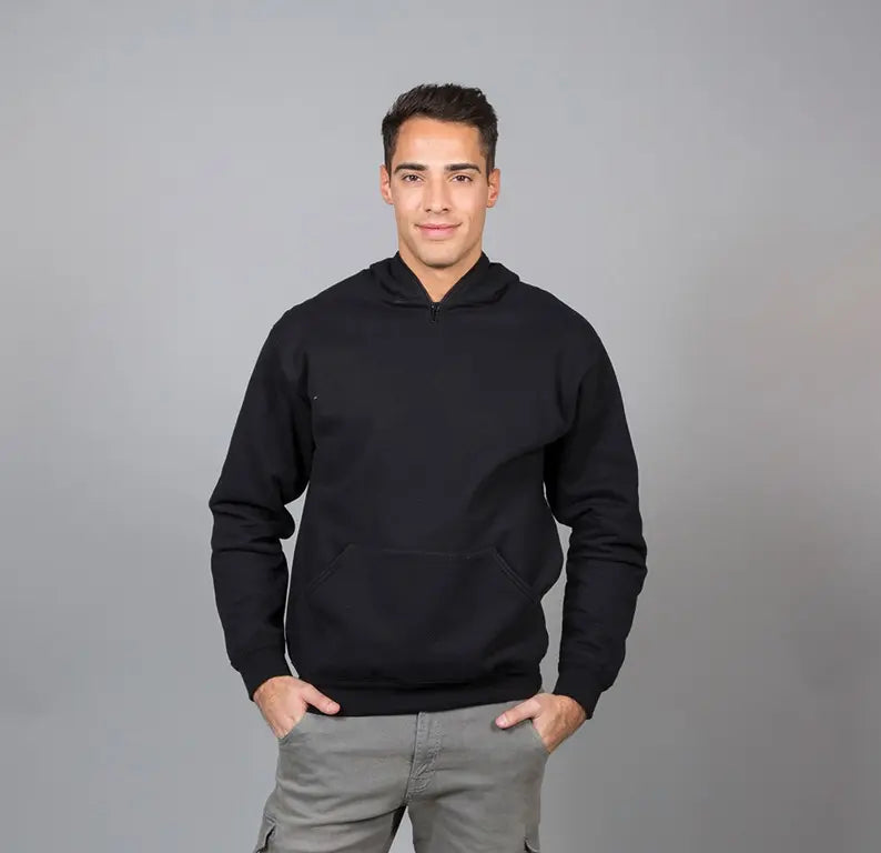 Operatore che indossa la felpa da lavoro Liverpool Made in Italy con cappuccio ninja, zip corta e tasca a marsupio.