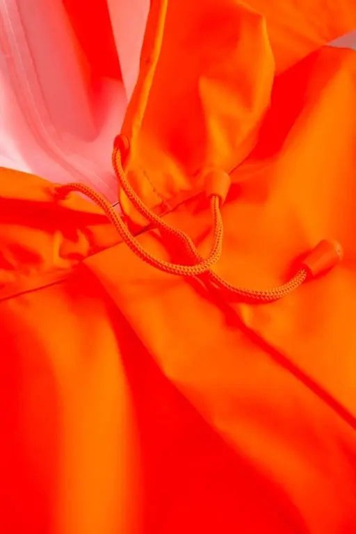 Dettaglio zip nascosta con bottoni e manica regolabile su giacca HV ignifuga – PWSTORE