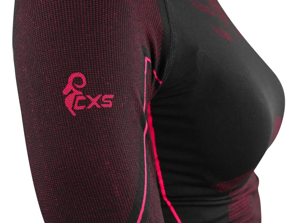 Dettaglio del tessuto SeamFlex senza cuciture della maglia termica da donna, elasticizzata, traspirante e ad asciugatura rapida.