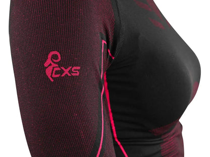 Dettaglio del tessuto SeamFlex senza cuciture della maglia termica da donna, elasticizzata, traspirante e ad asciugatura rapida.