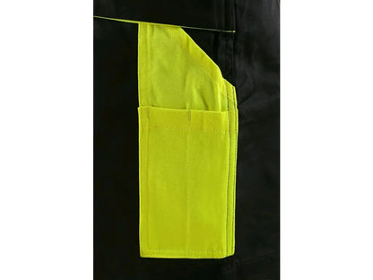Dettaglio tasca porta metro dei pantaloncini da lavoro Sirius Nero Giallo