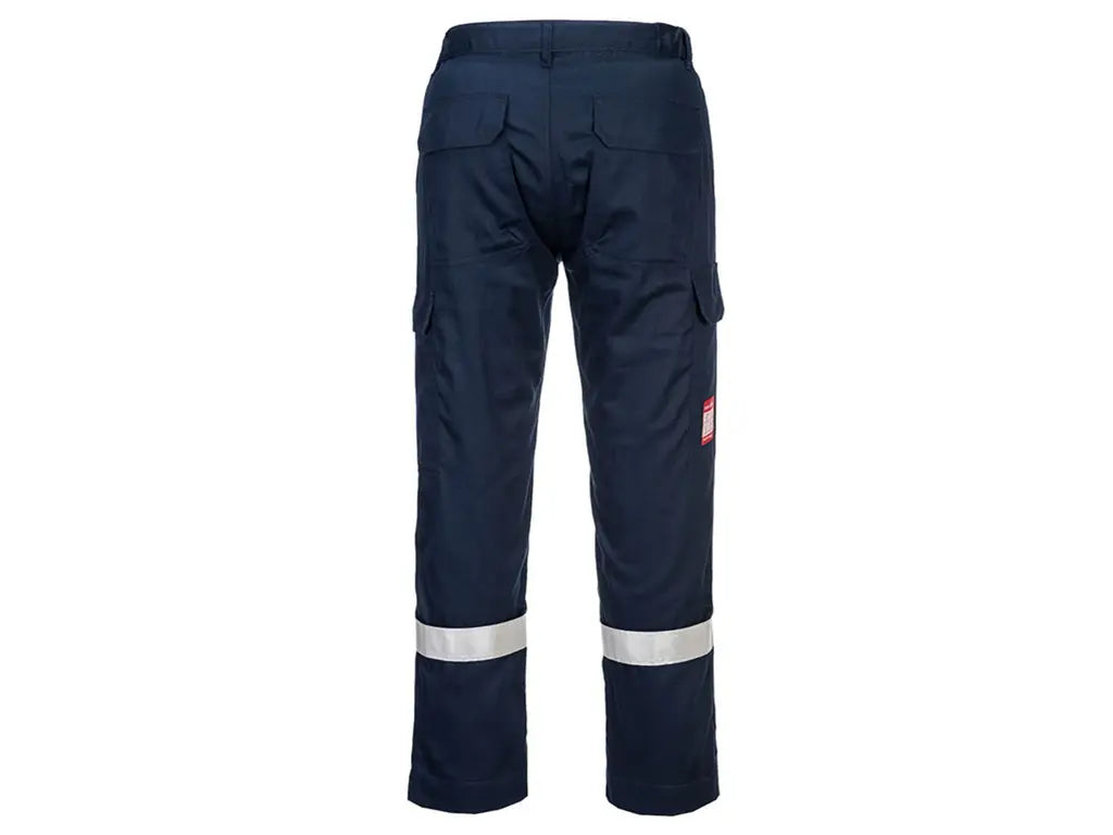 Vista posteriore dei pantaloni multinorma Portwest FR412 con tasche cargo e bande riflettenti ignifughe.