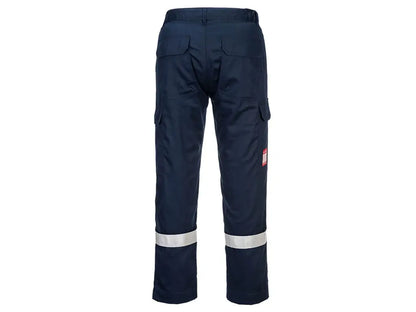 Vista posteriore dei pantaloni multinorma Portwest FR412 con tasche cargo e bande riflettenti ignifughe.