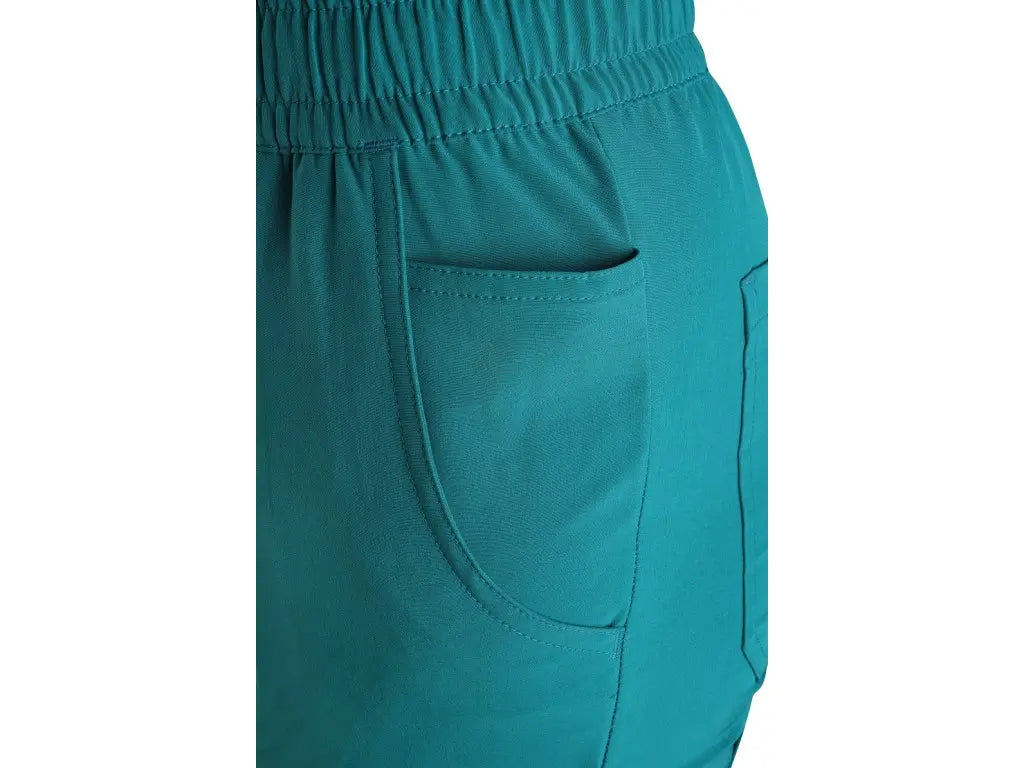 Dettaglio della tasca anteriore dei pantaloni sanitari donna CORE-X con vano interno portaoggetti.