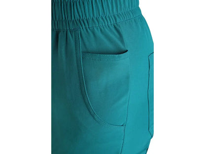 Dettaglio della tasca anteriore dei pantaloni sanitari donna CORE-X con vano interno portaoggetti.