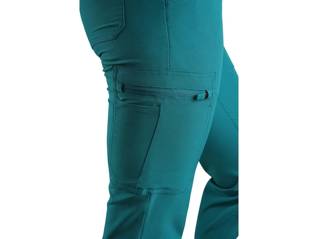 Dettaglio della tasca laterale con zip dei pantaloni sanitari donna CORE-X per custodire piccoli oggetti in sicurezza.