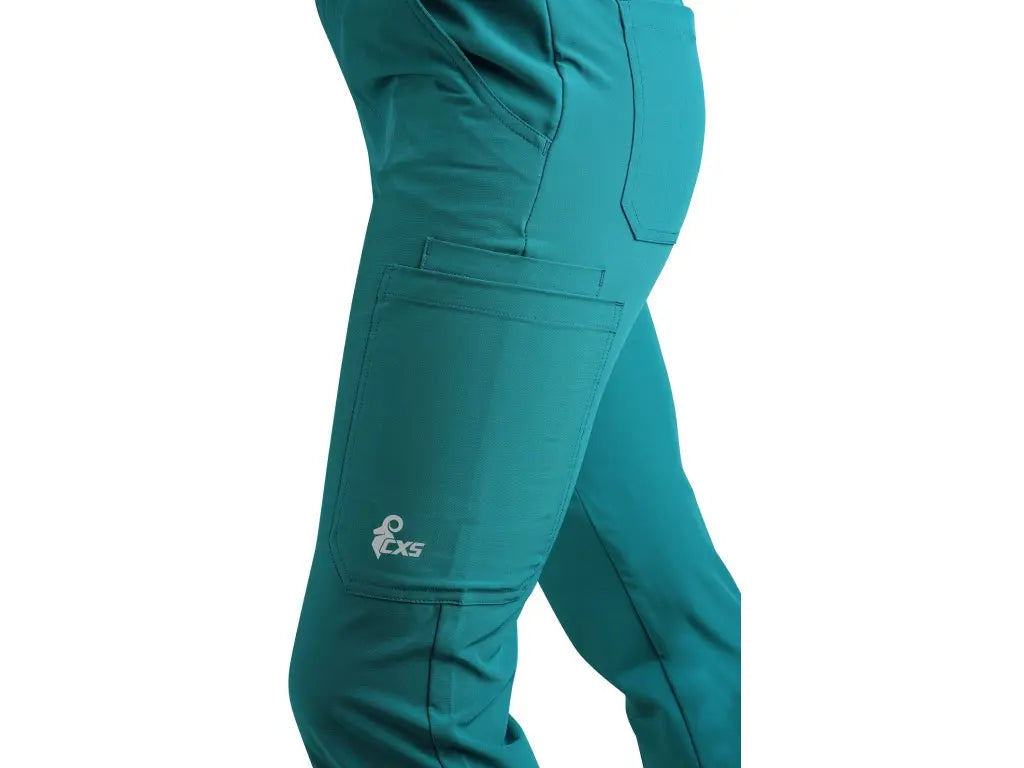 Dettaglio della tasca laterale dei pantaloni sanitari donna CORE-X con porta cellulare.