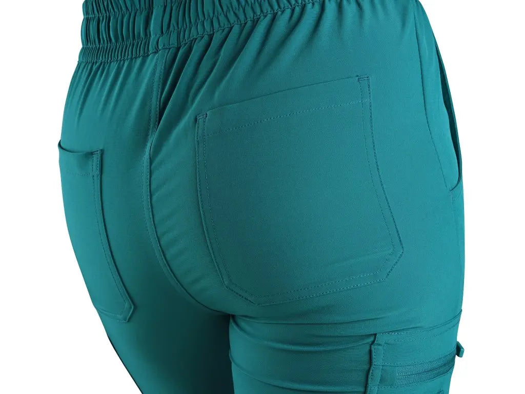 Dettaglio della tasca posteriore dei pantaloni sanitari donna CORE-X.