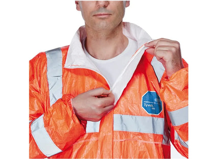 Dettaglio zip frontale ed elastici su tuta monouso alta visibilità Tyvek – PWSTORE